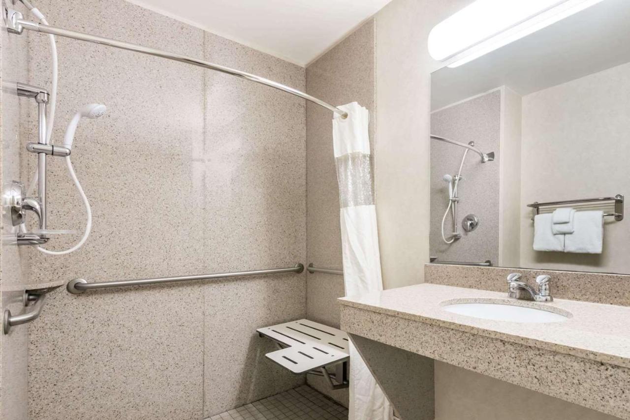 Zimmer mit Kingsize-Bett und rollstuhlgerechter Dusche - barrierefrei, Nichtraucher