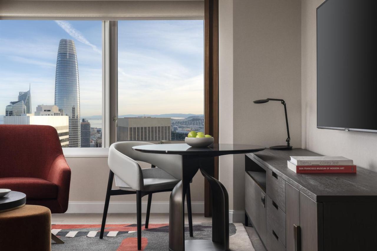 Habitación Doble Superior con cama grande y vistas a la bahía