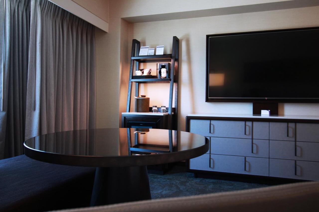 Habitación con cama extragrande.