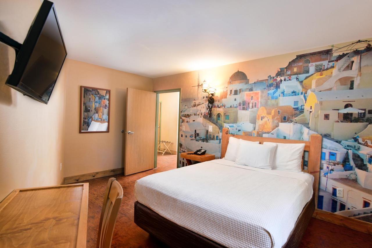 Resort Room 1 Queen includes water & theme park passes