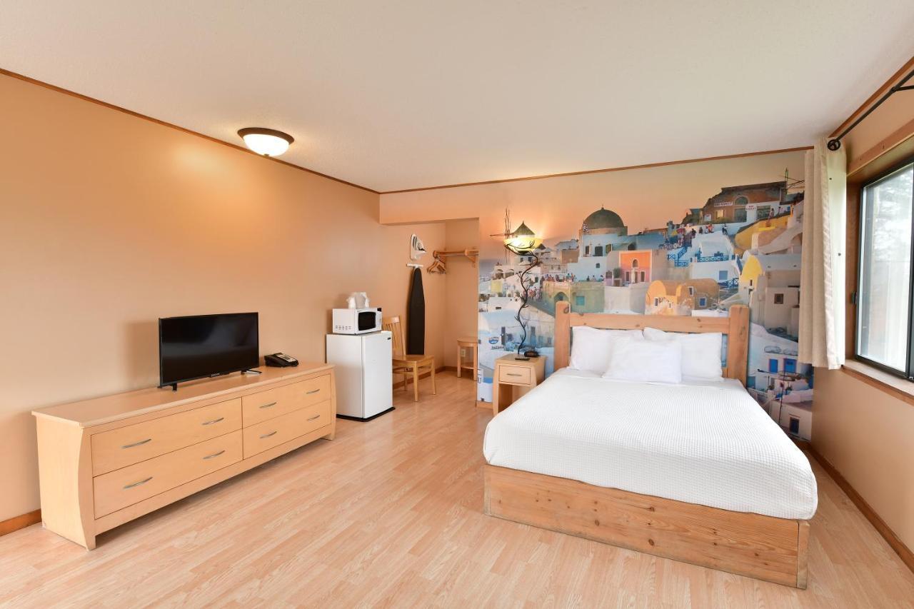 Resort Room 1 Queen includes water & theme park passes