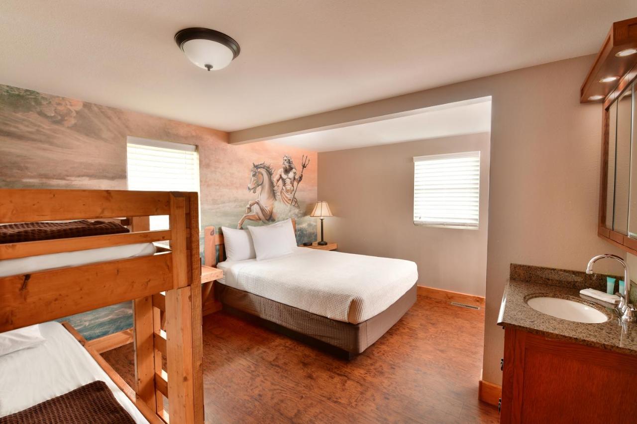 Resort Room 1 Queen Bunk includes water & theme park passes