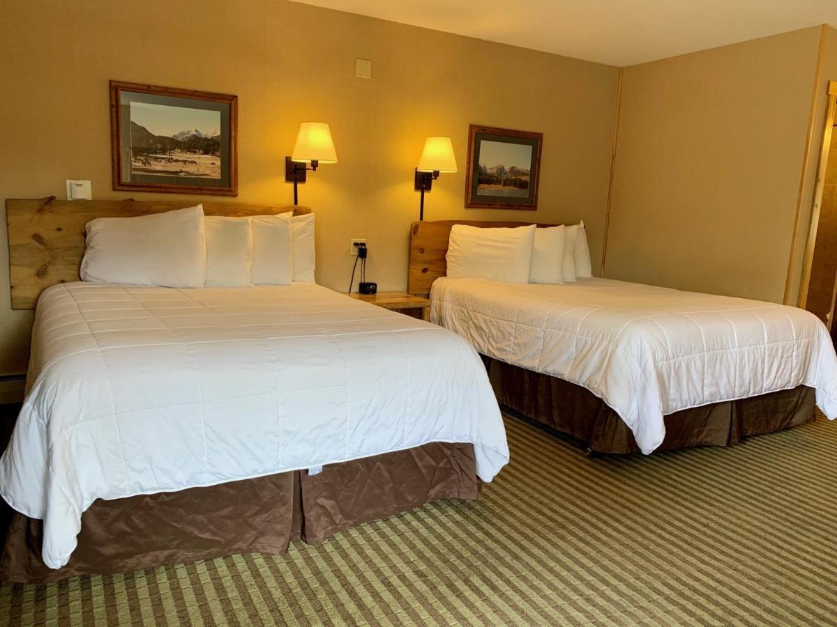 3 Queen Room Non-Pet Friendly