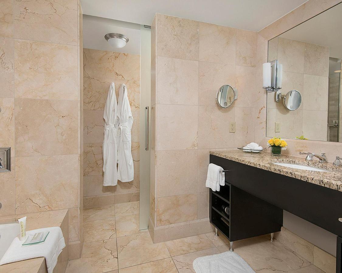 Executive Suite mit Kingsize-Bett und Stadtblick