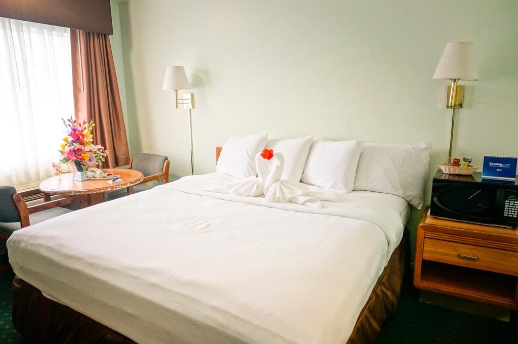 Deluxe King Room Partial Sea View