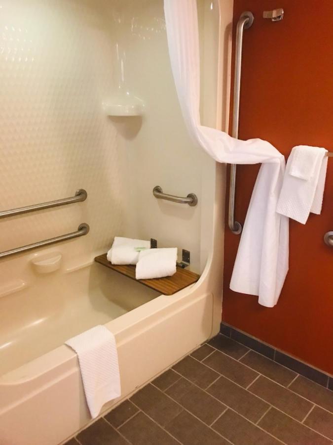Queen Room Accessible or Nonsmoking