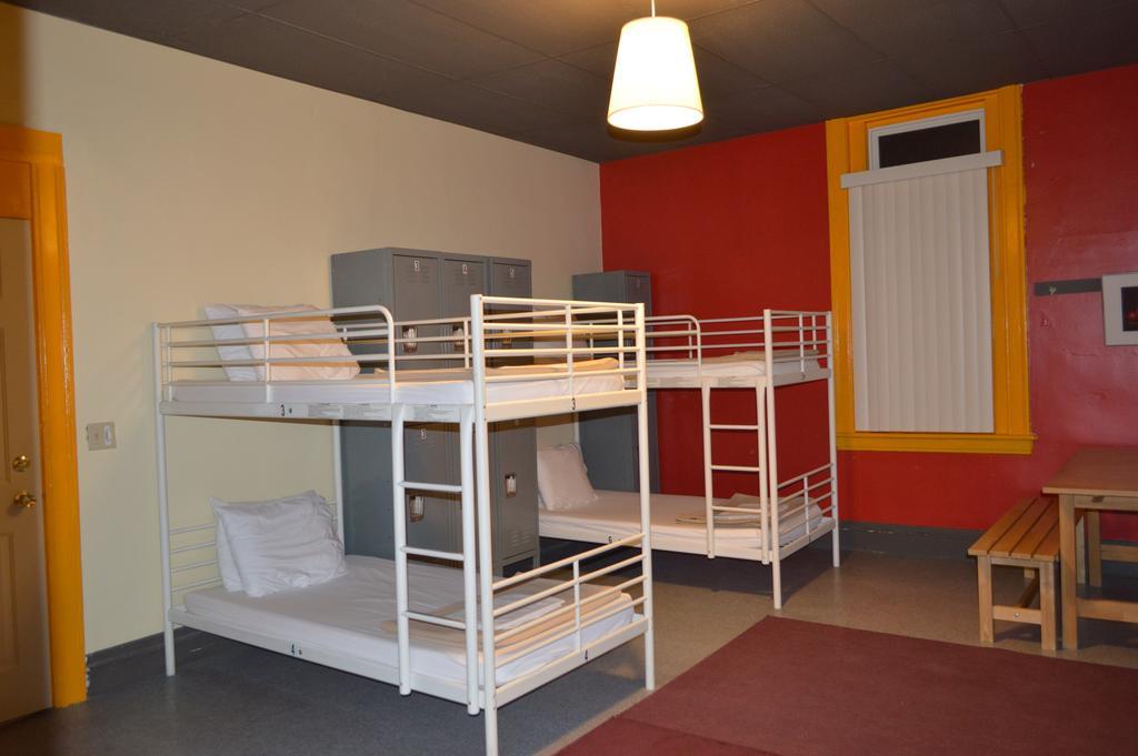 Einzelbett im gemischten Schlafsaal