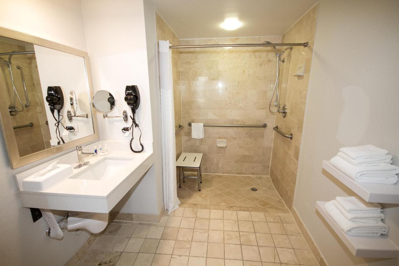 Chambre Lit Queen-Size - Accessible aux Personnes à Mobilité Réduite - Non-Fumeurs