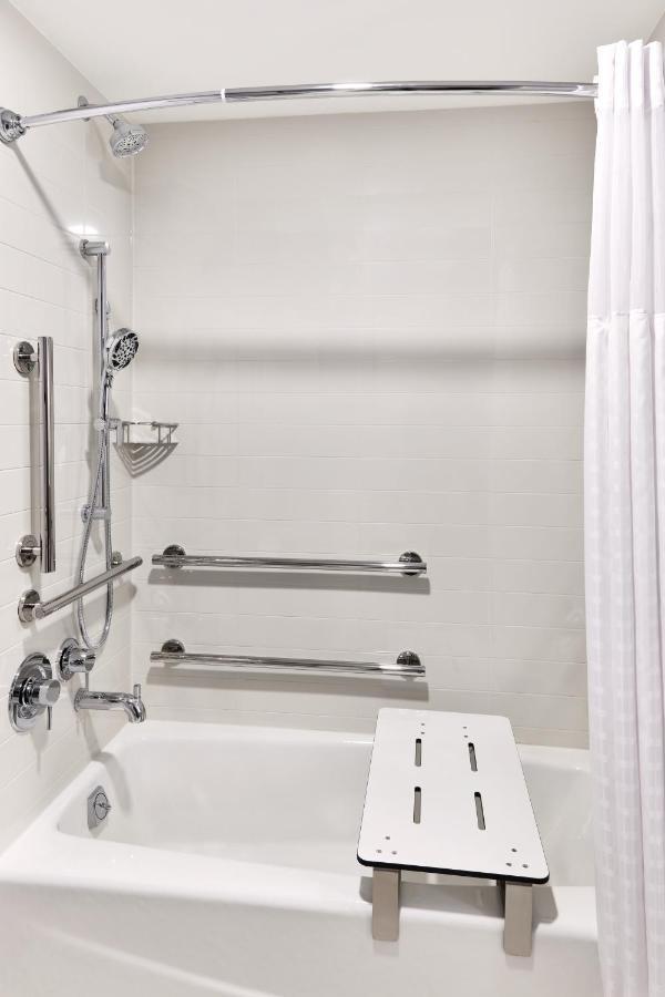 Habitación con 2 camas grandes, sofá cama y ducha accesible en silla de ruedas - Adaptada para personas con discapacidad