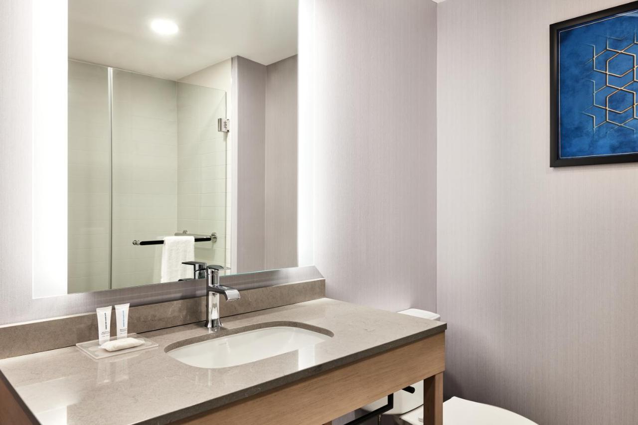 Habitación con cama extragrande y sofá cama