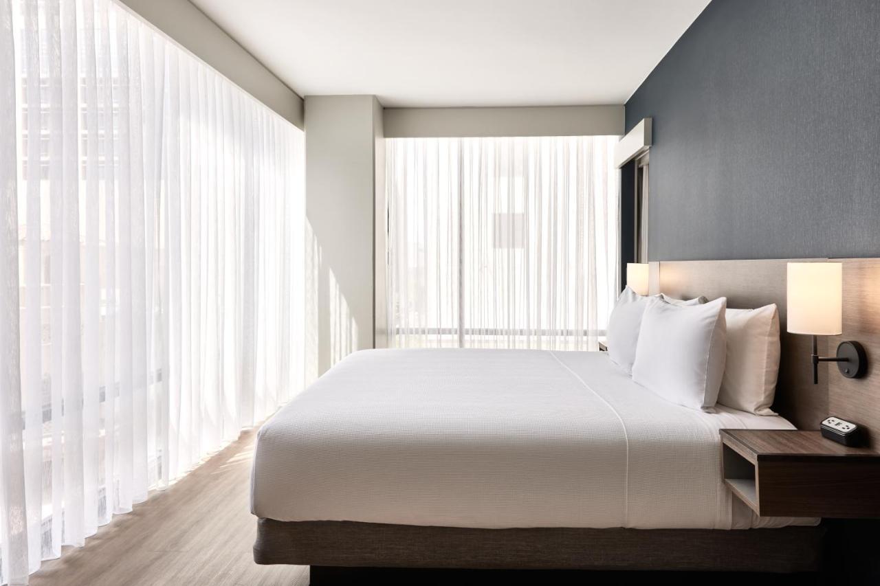 Suite con cama extragrande, sofá cama y ducha accesible en silla de ruedas - Adaptada para personas con discapacidad