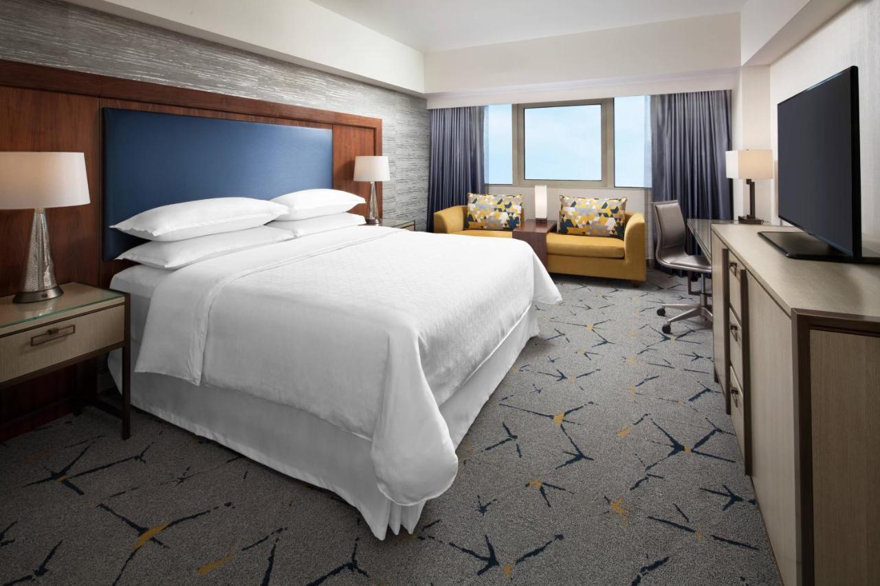 Concierge level, Guest room, 1 King, Corner room