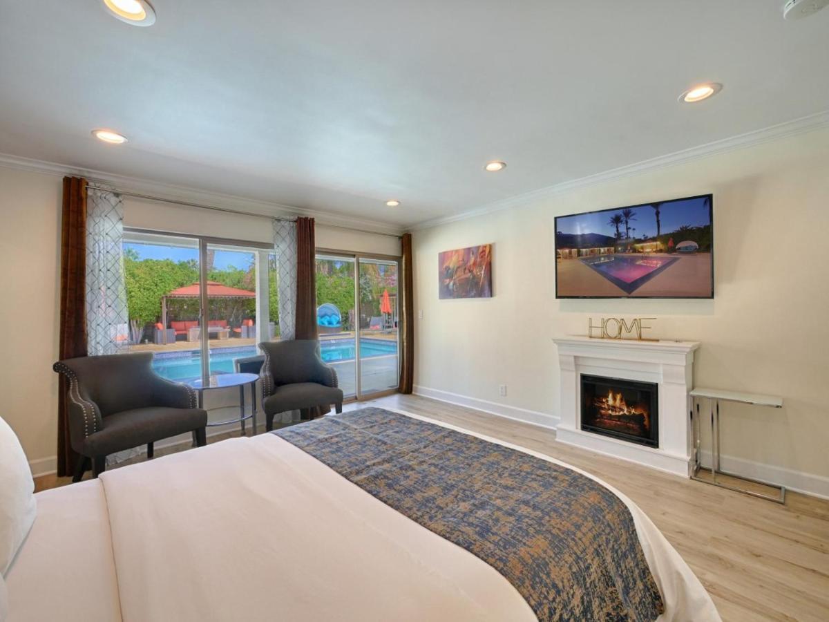 Zimmer mit Queensize-Bett und Poolblick