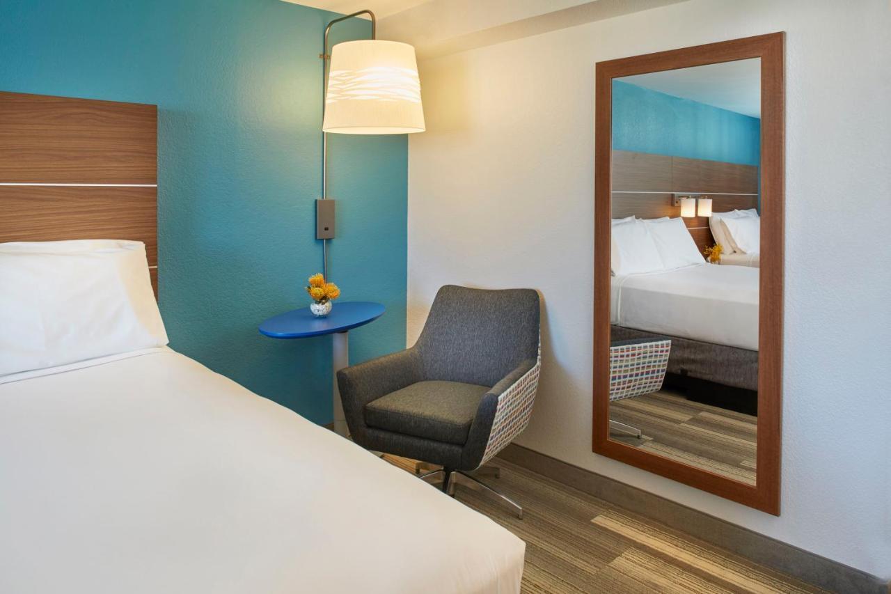 Queen Room Two Queen Beds City View
