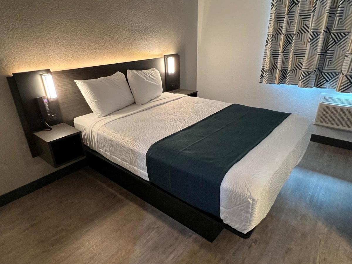 Quarto com Cama Queen-size (Acesso para Hóspedes com Mobilidade Reduzida/Não fumantes)
