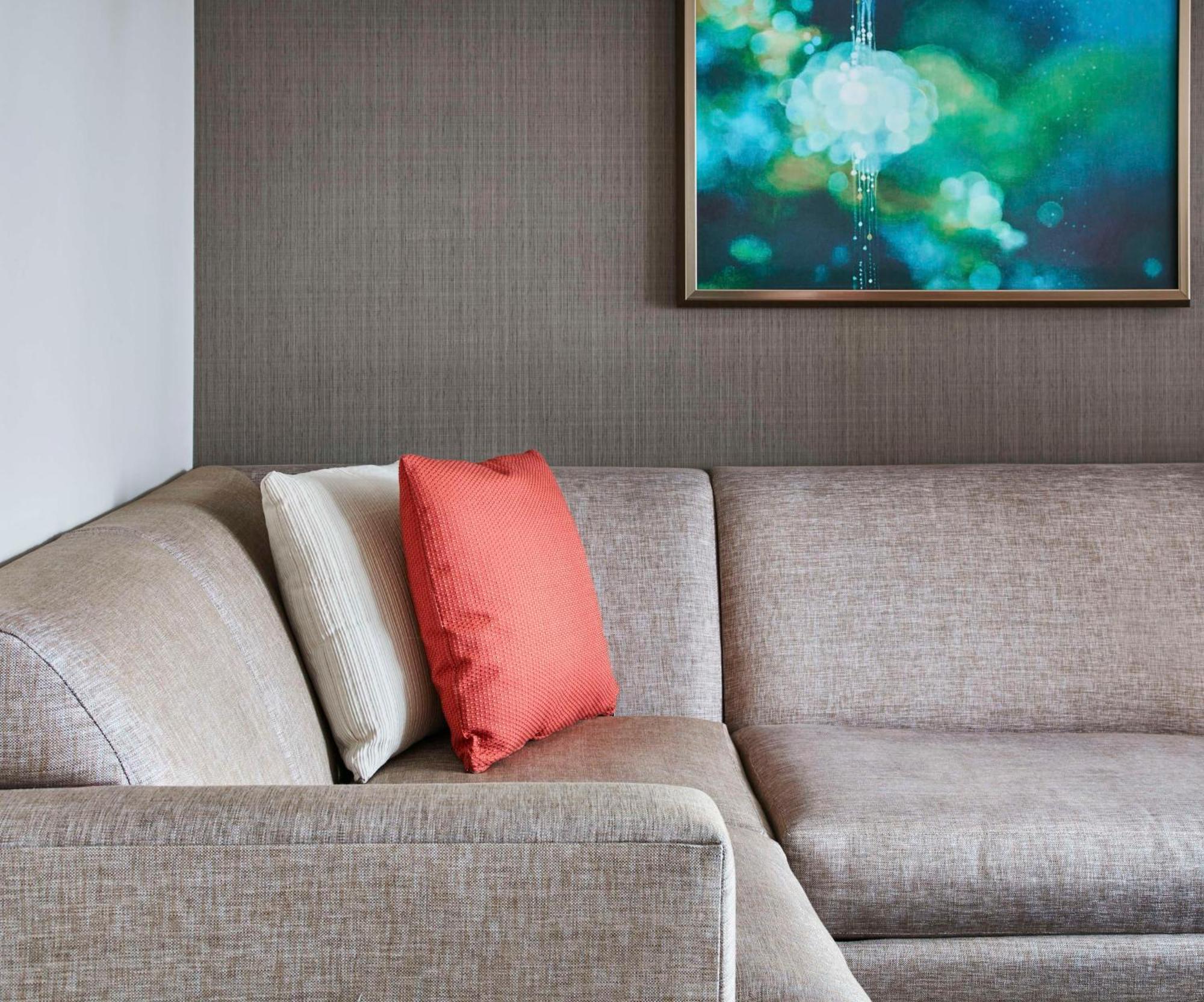 Zimmer mit 2 Queensize-Betten, Schlafsofa und barrierefreier Dusche