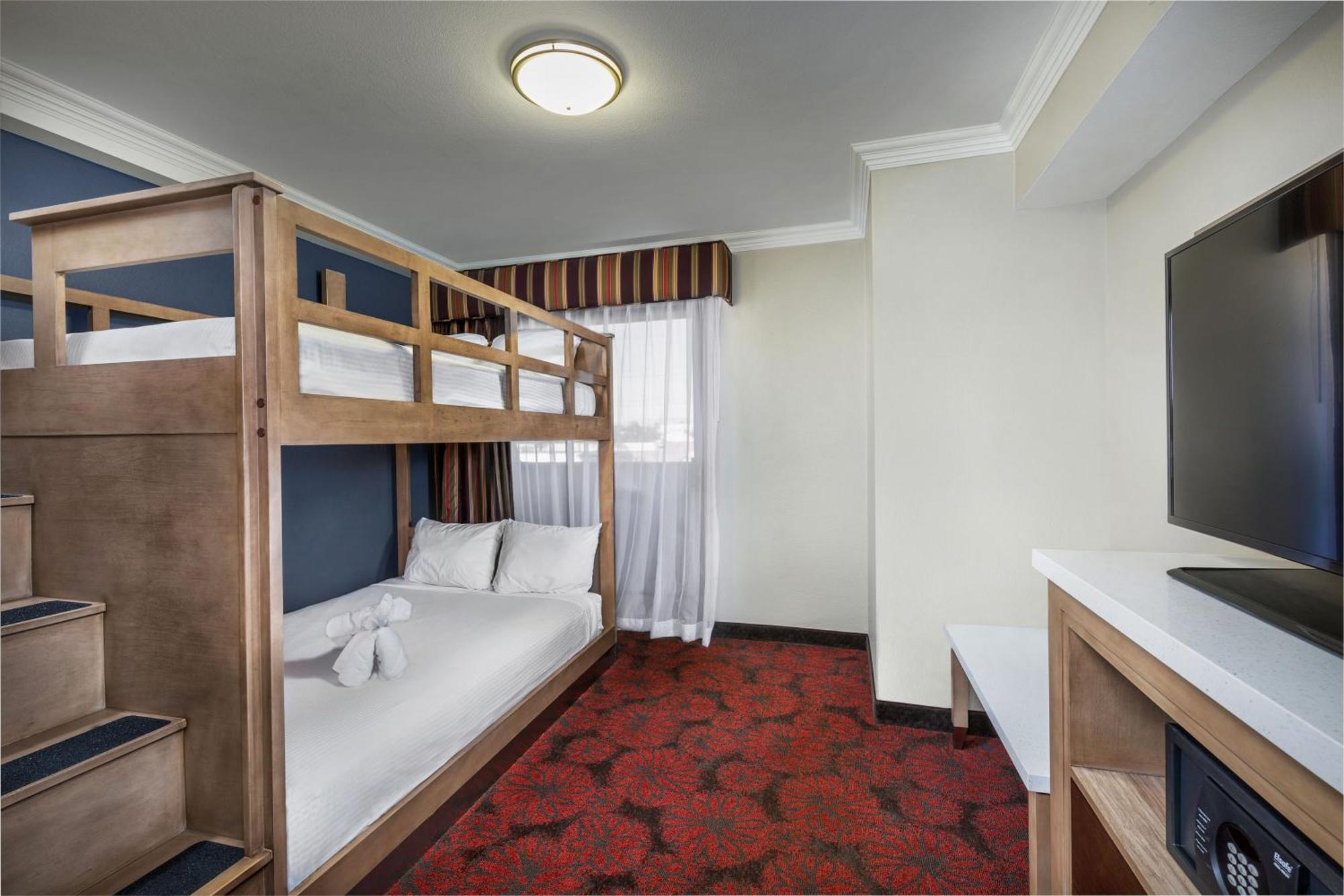 Suite con cama extragrande y literas