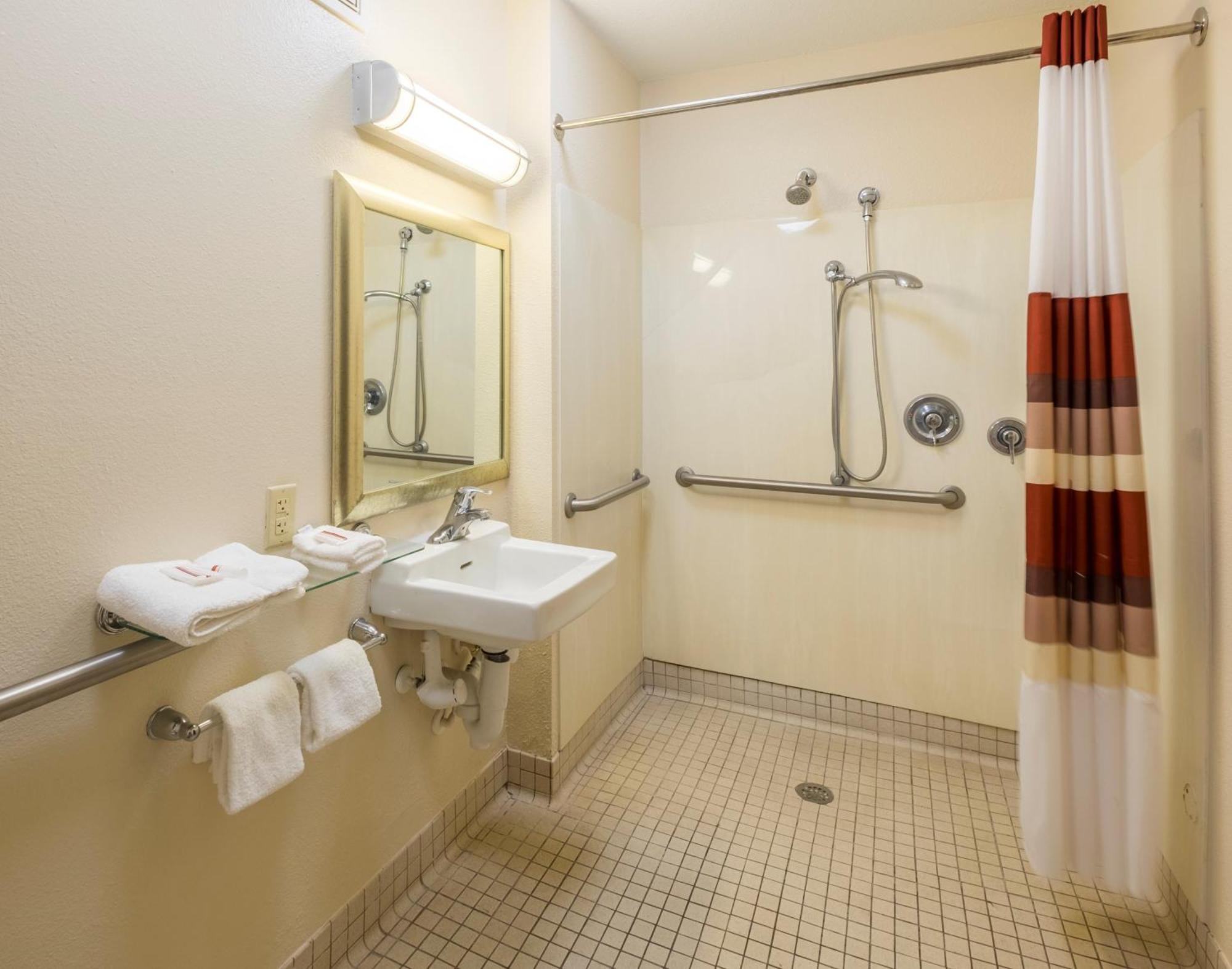 Standard King Room Disability Access Roll Shower Non-Smoking,1211309824:JPEG