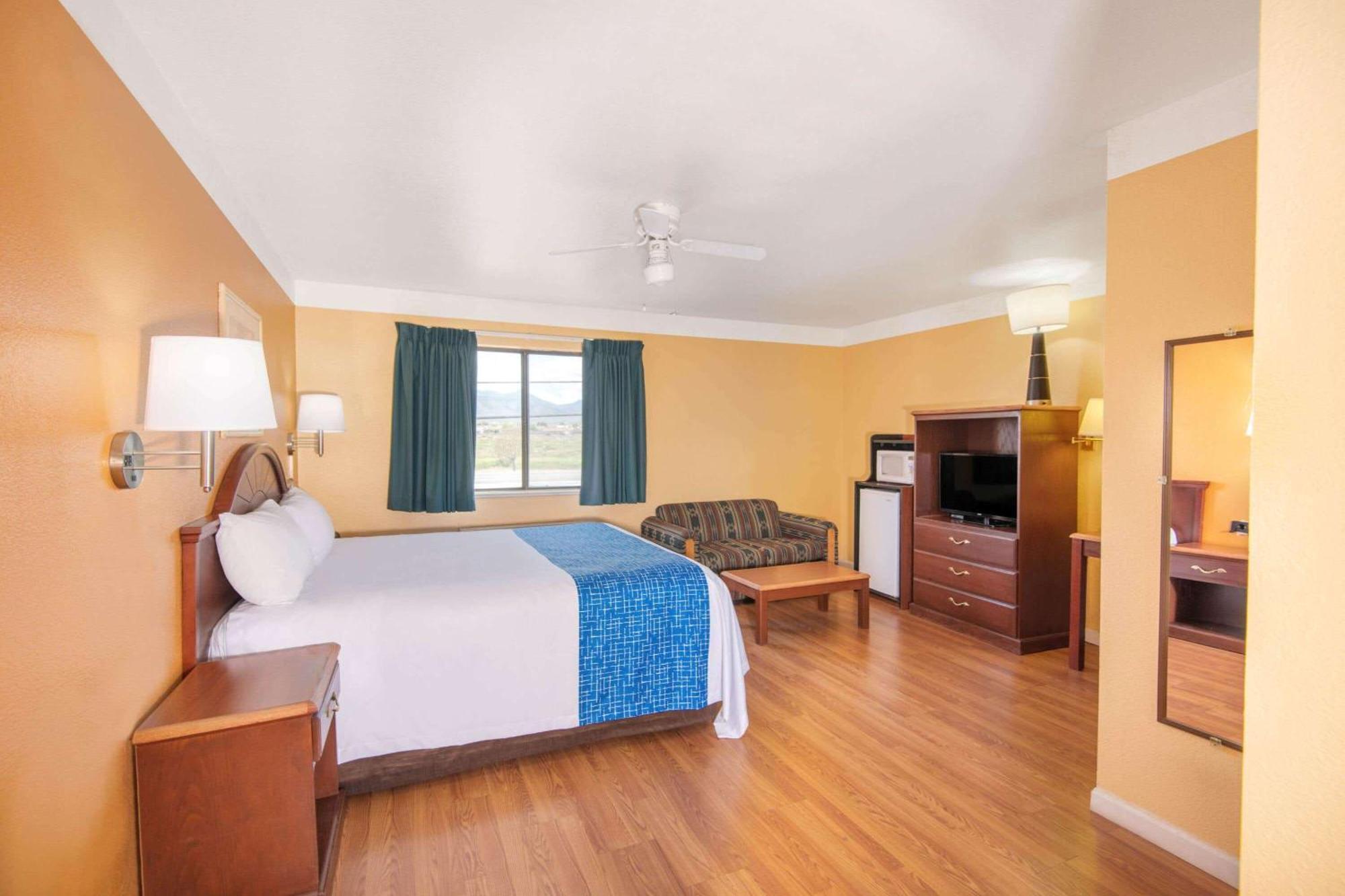 Chambre Lit King-Size - Accessible aux Personnes à Mobilité Réduite - Non-Fumeurs