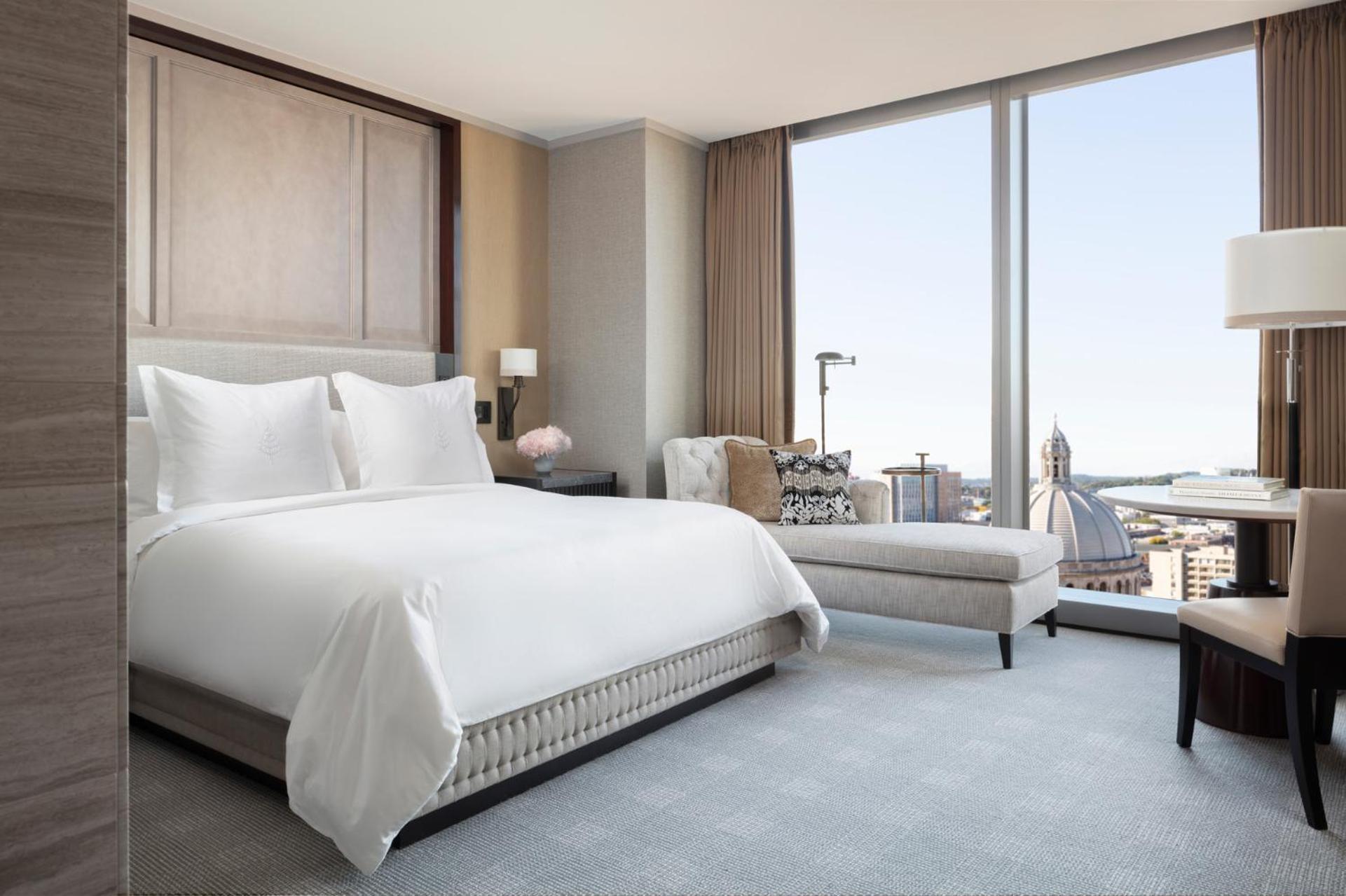 Deluxe King Room City View