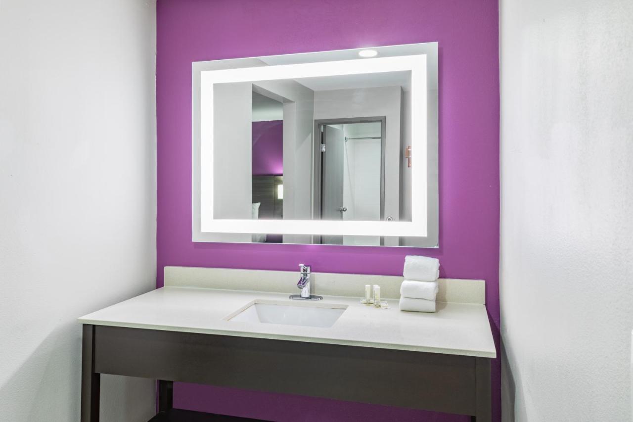Habitación con cama extragrande.