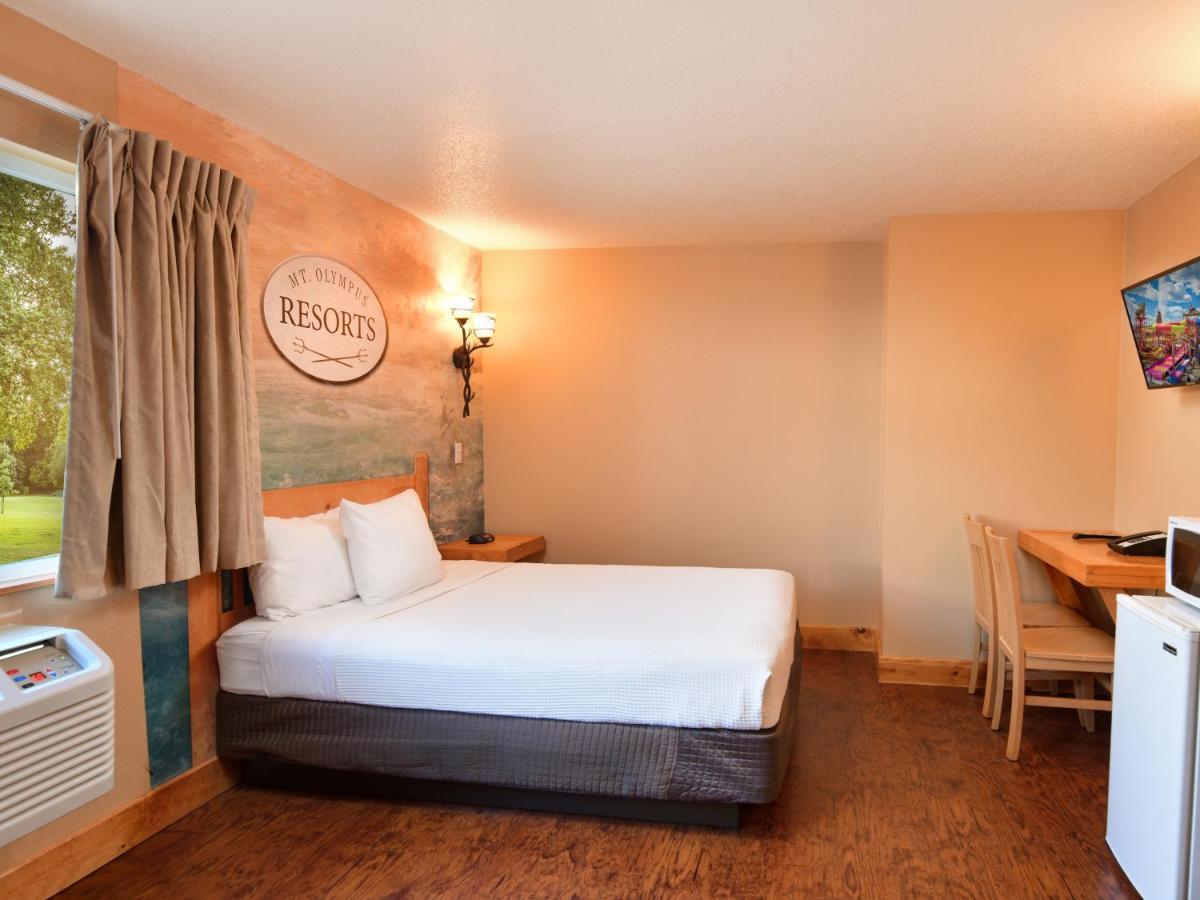 Resort Room 1 Queen includes water & theme park passes