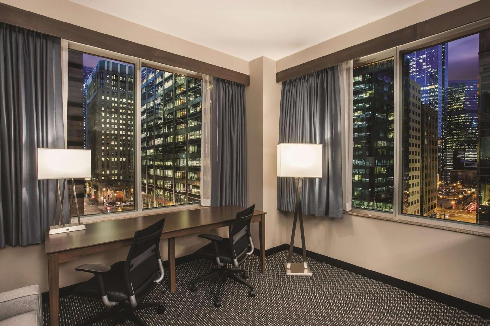 Suite esquinera con cama extragrande, sofá cama y vistas panorámicas - No fumadores