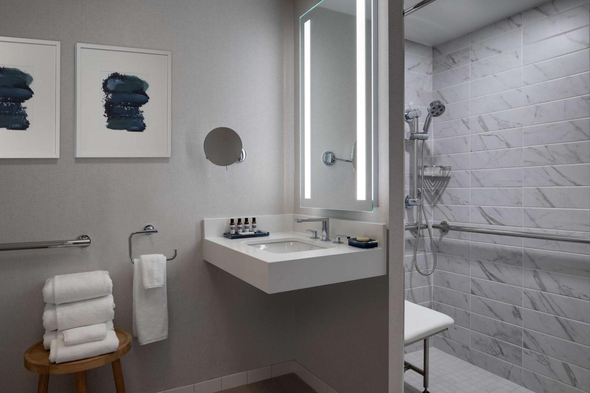 Habitación con cama extragrande y ducha adaptada - Adaptada para personas de movilidad reducida