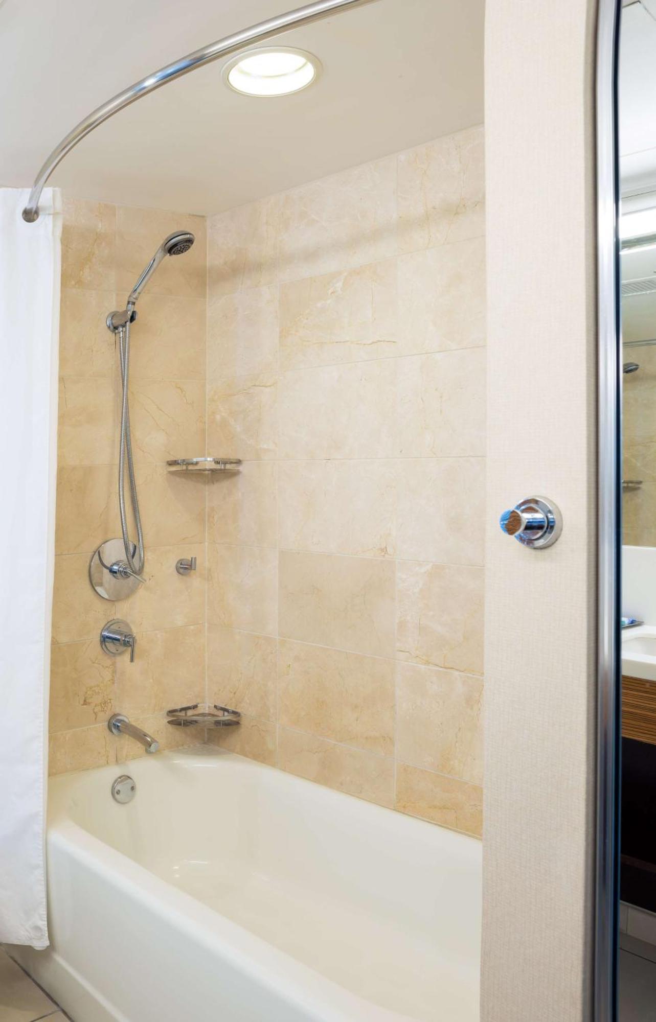 Quarto Queen com 2 Camas Queen-size e Vista da Cidade