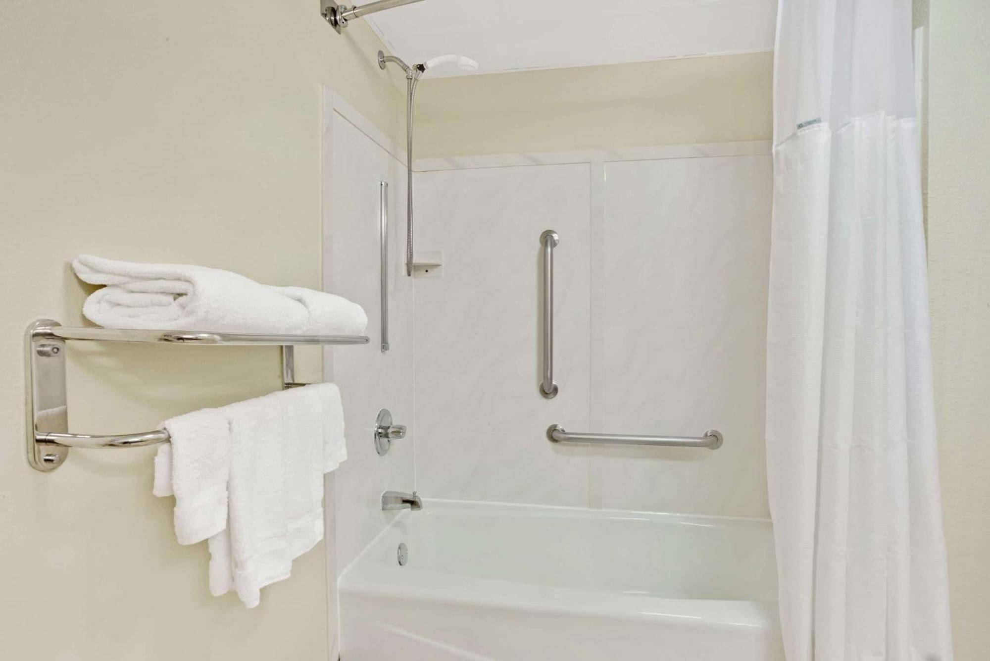 Double Room Mobility Access Bathtub Grab Bars Non-Smoking
