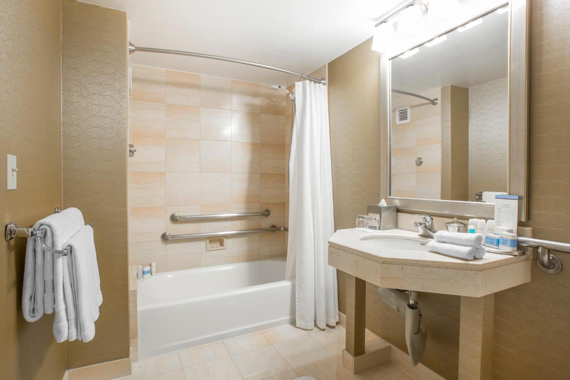 Quarto Club ADA - 1 Cama King-Size