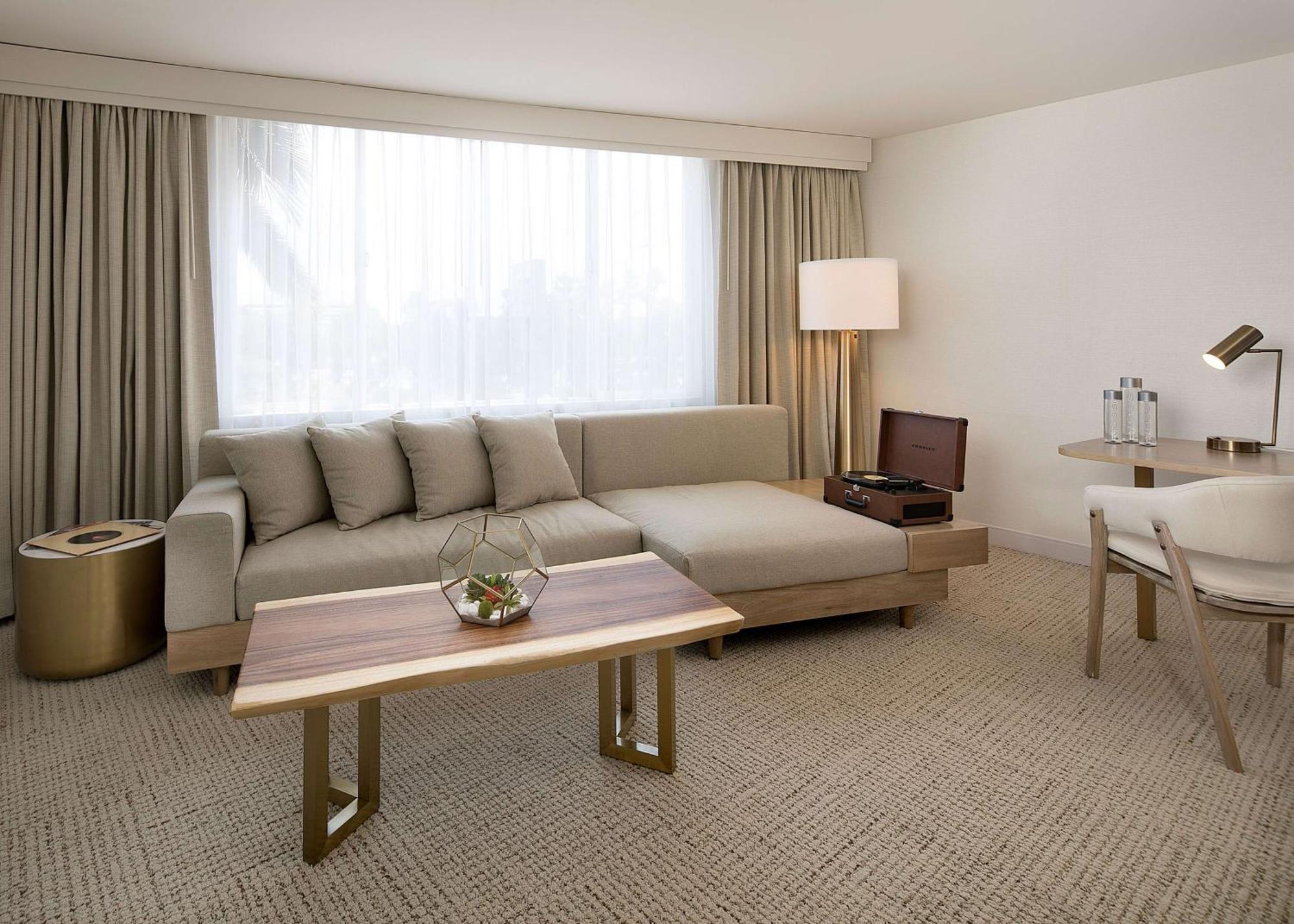 Junior King Suite Seating Area,1557069835:JPEG