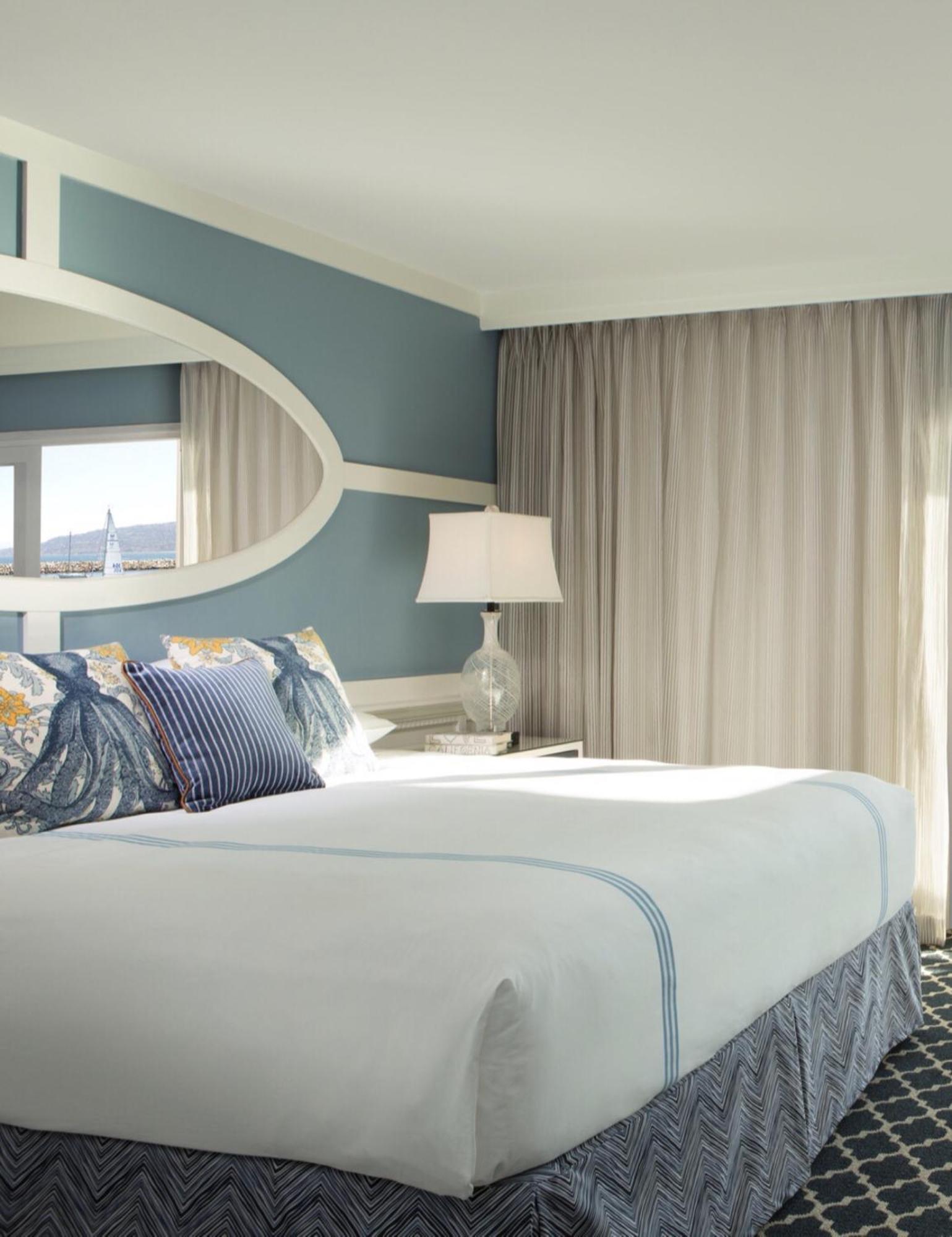 Kamer met Kingsize Bed en Gedeeltelijk Uitzicht op de Oceaan