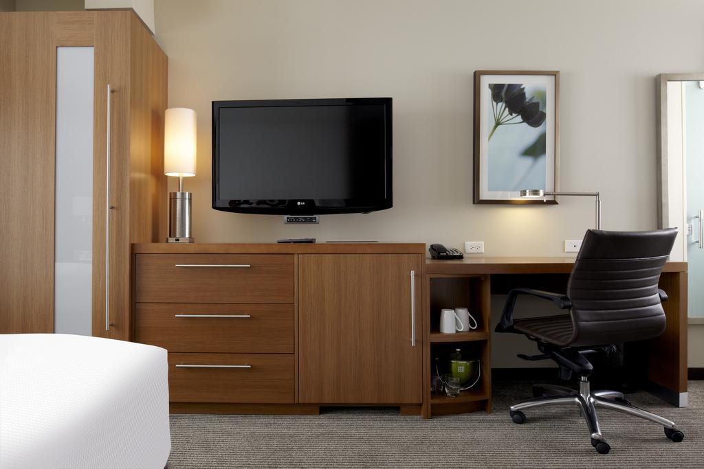 Zimmer mit Kingsize-Bett, Schlafsofa und rollstuhlgerechter Dusche – barrierefrei