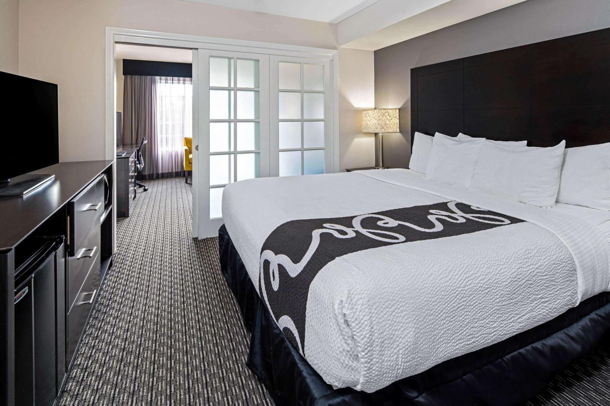 1 King Bed, Suite,1279110928:JPEG