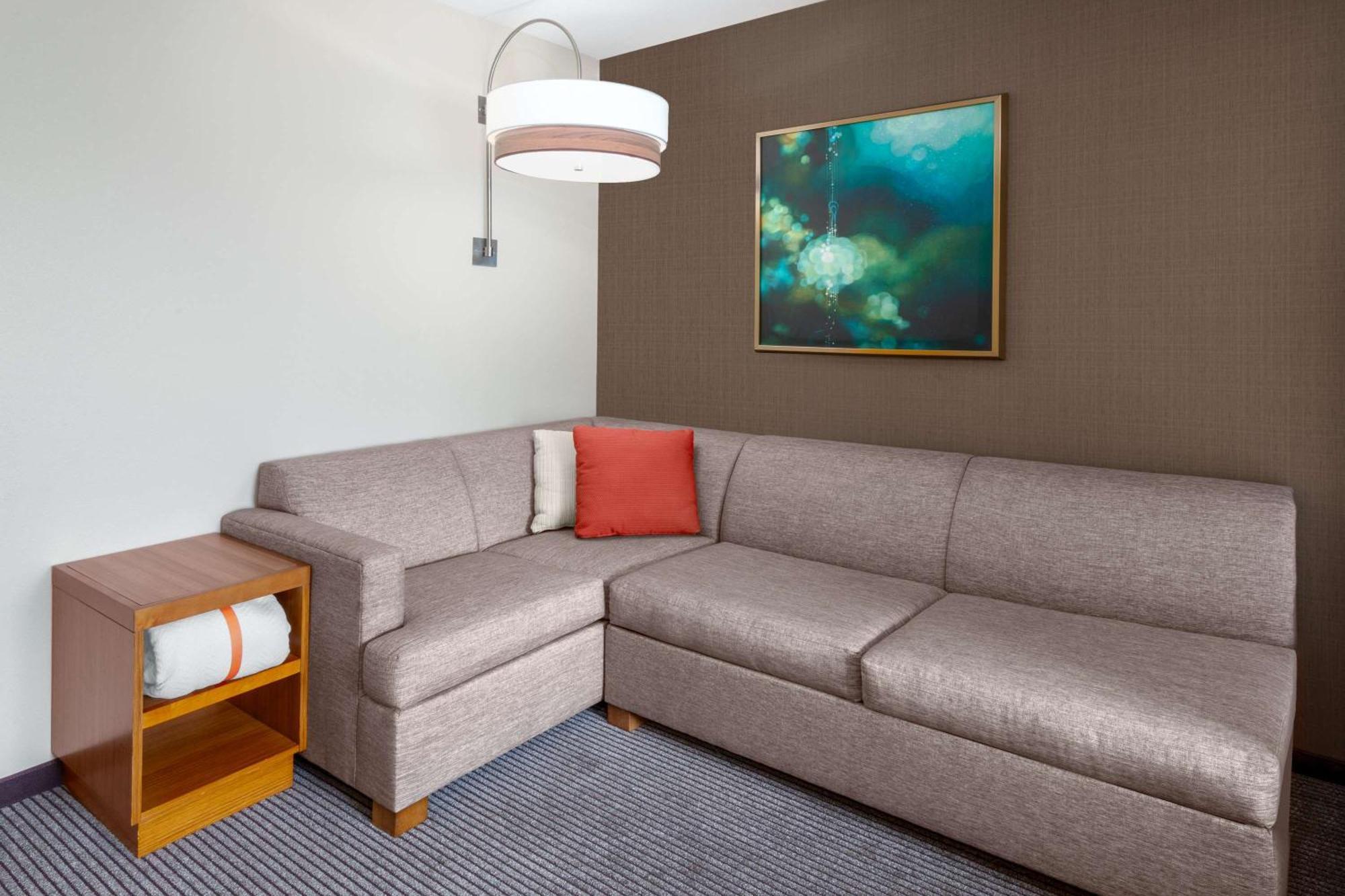 Zimmer mit Kingsize-Bett und barrierefreier Badewanne – barrierefrei