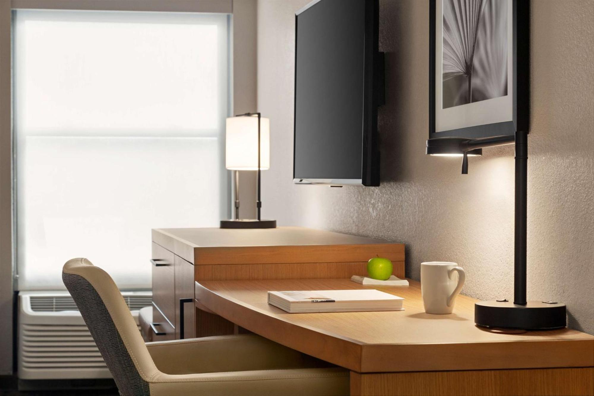 Habitación con cama extragrande y sofá cama