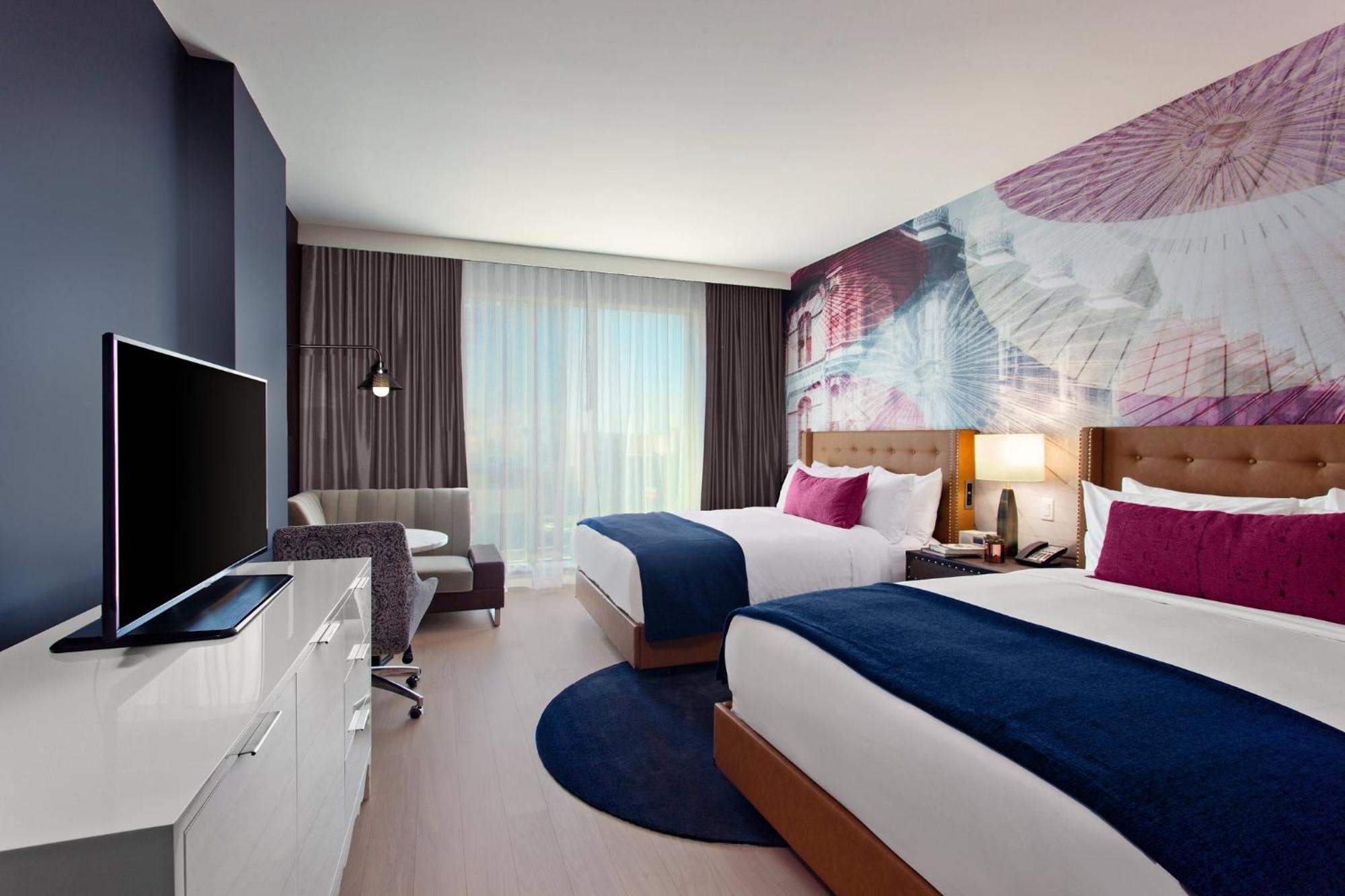 Standard Zimmer mit 2 Queensize-Betten und Stadtblick