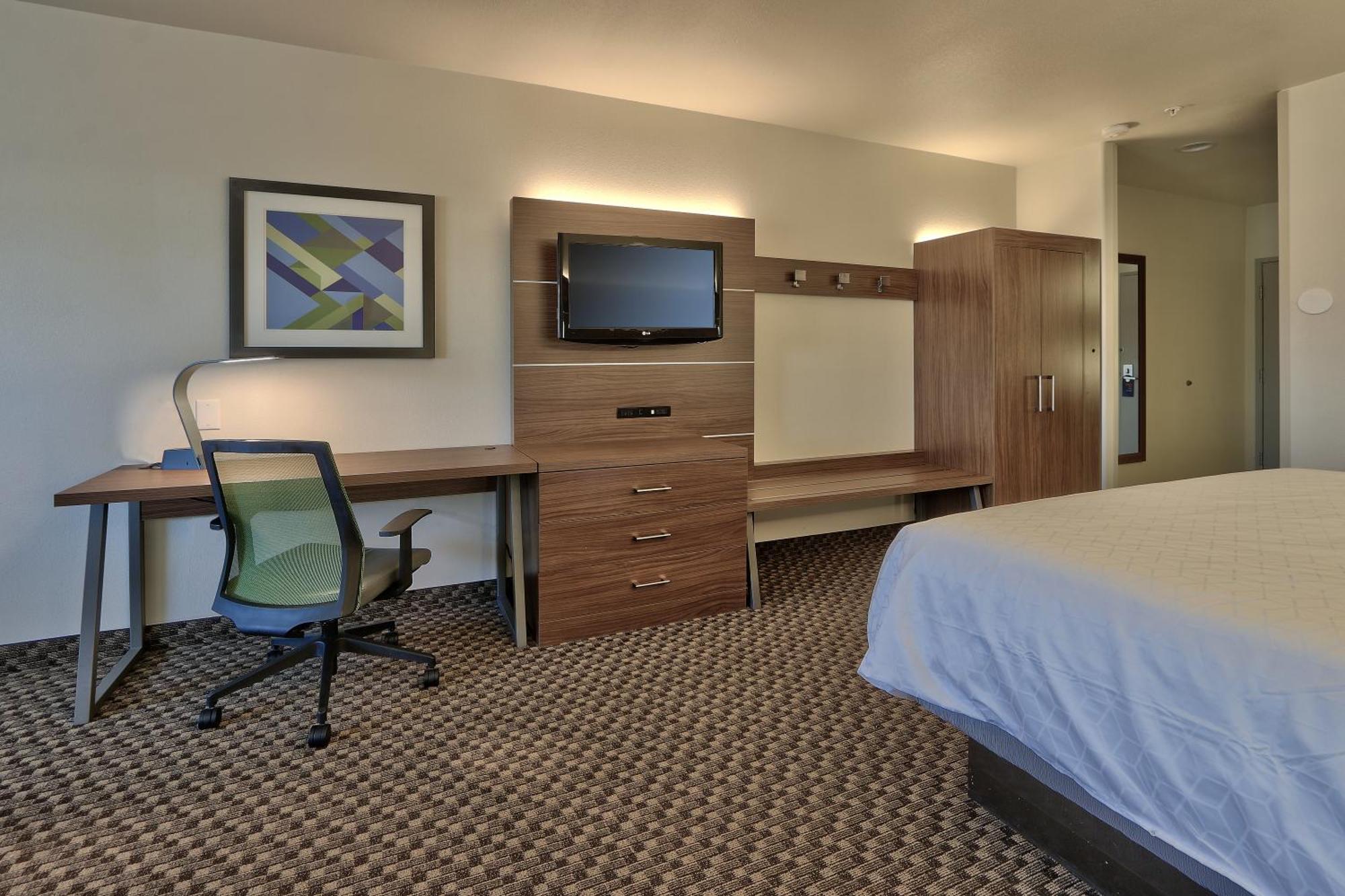 Standard King Room with Sofa Bed - Non-Smoking