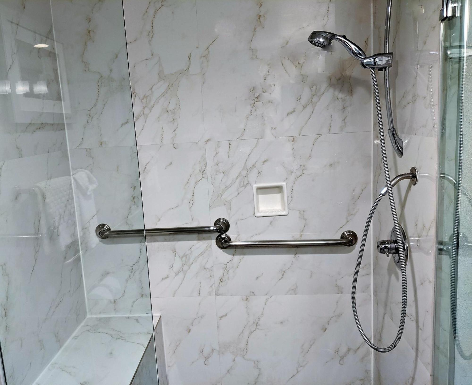 Chambre Lit King-Size avec Douche à l’Italienne - Accessible aux Personnes à Mobilité Réduite - Non-Fumeurs