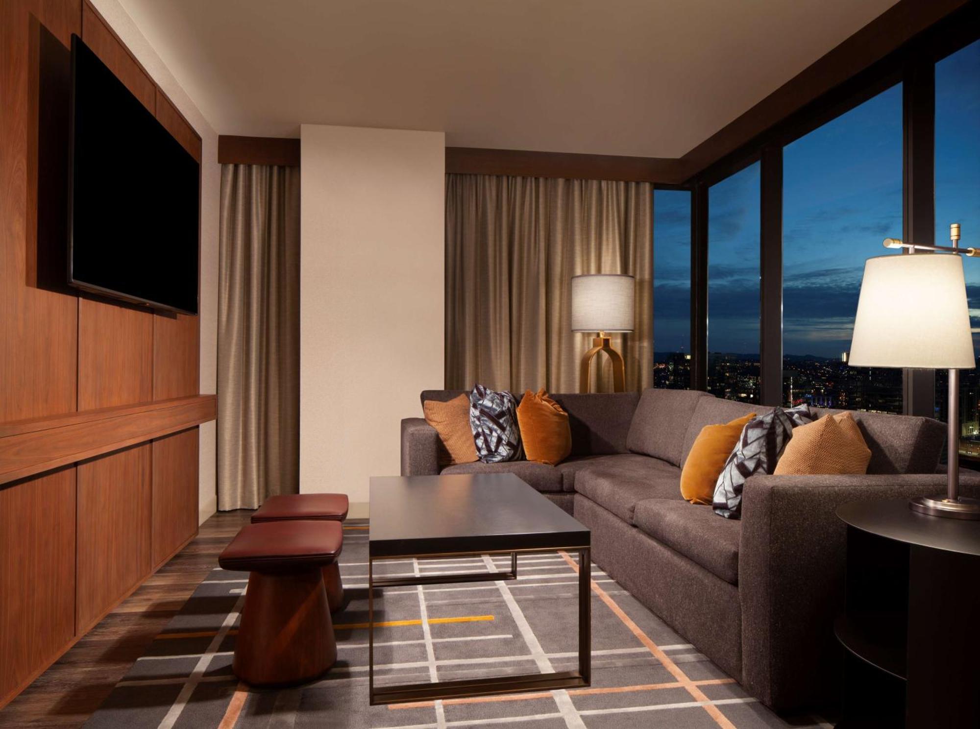 Corner King Suite,1285557265:JPEG