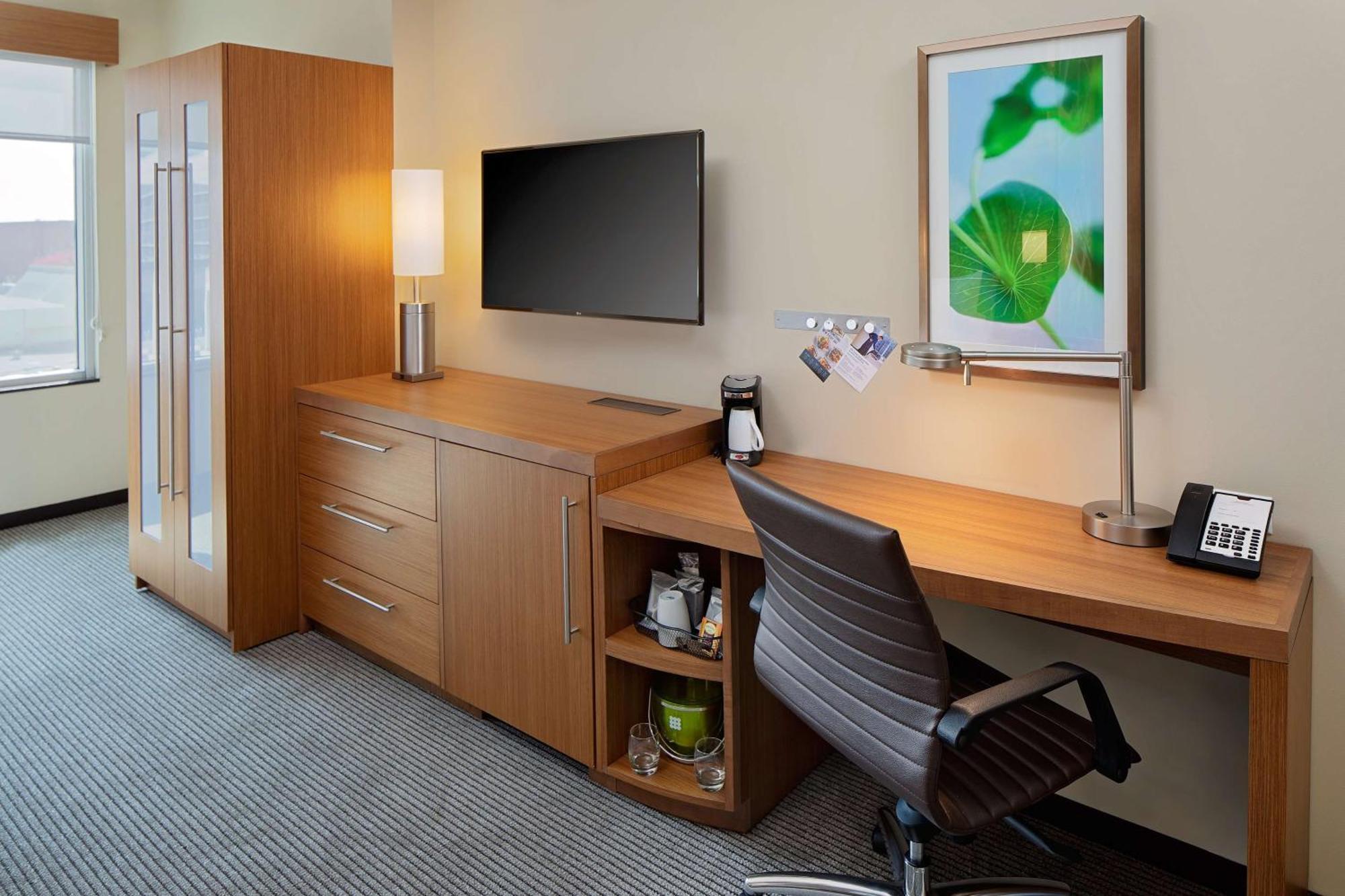 Habitación con cama extragrande y sofá cama