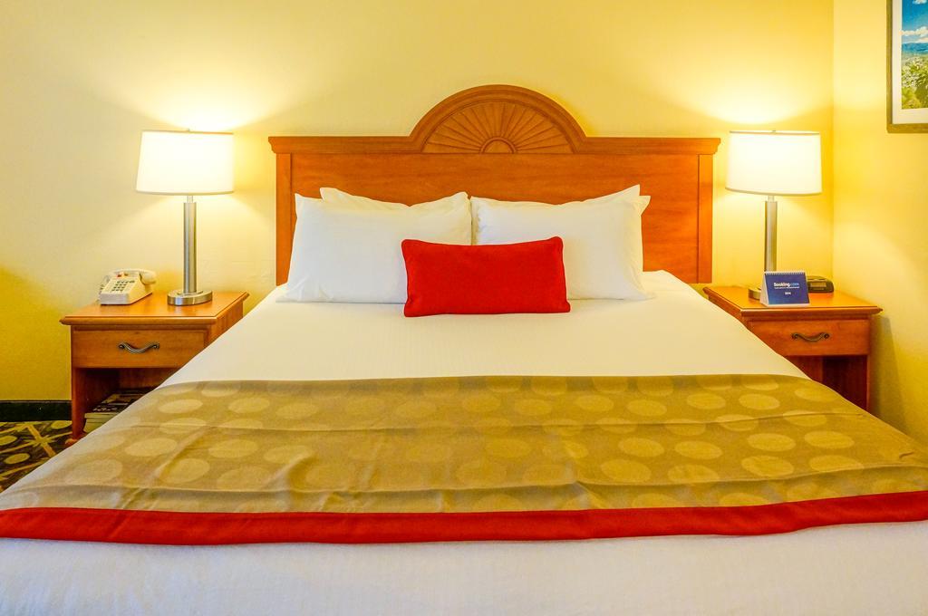 Queen Room Mobility or Hearing Impaired Access Non-Smoking
