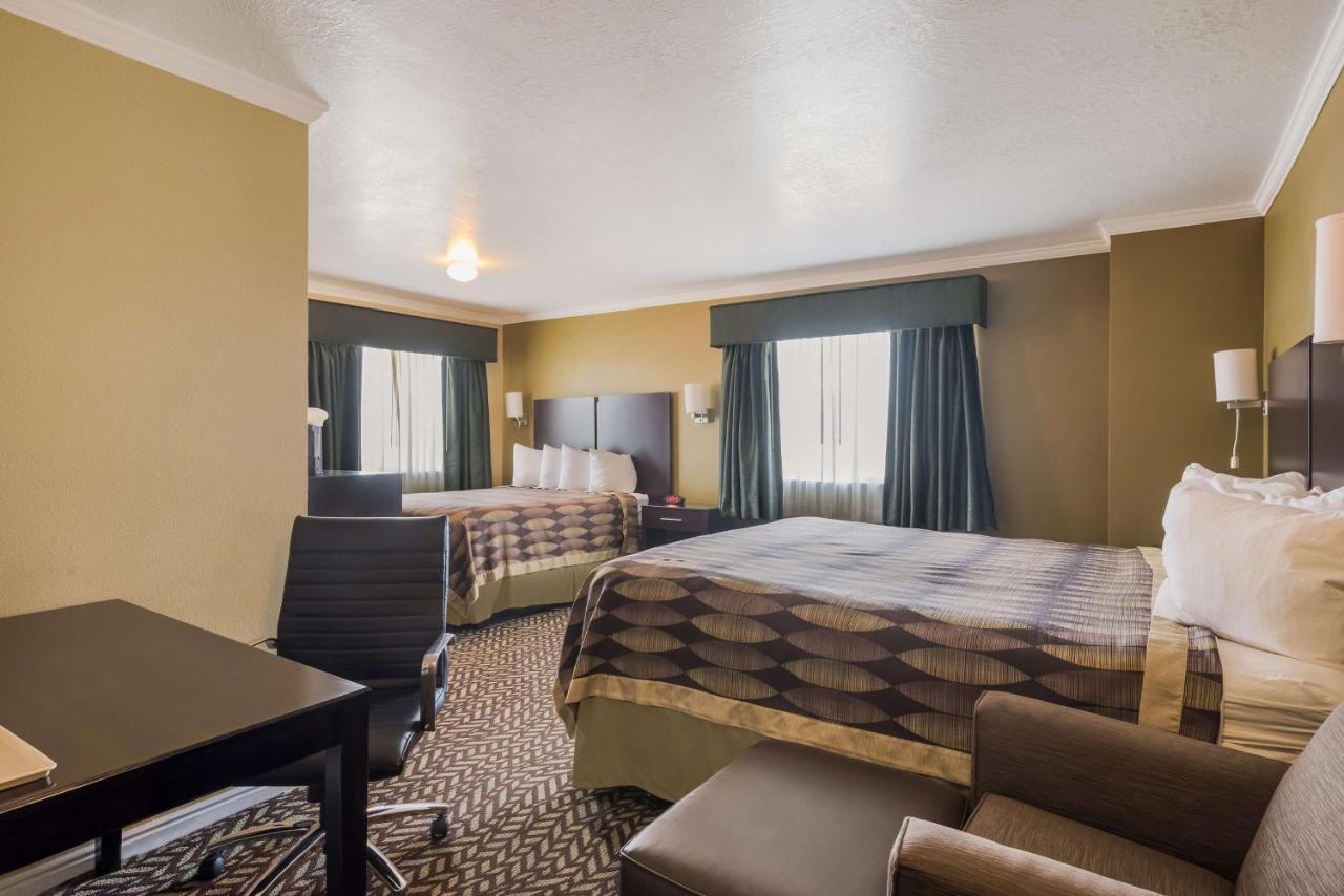 Suite with One King and One Queen Bed - Non-Smoking