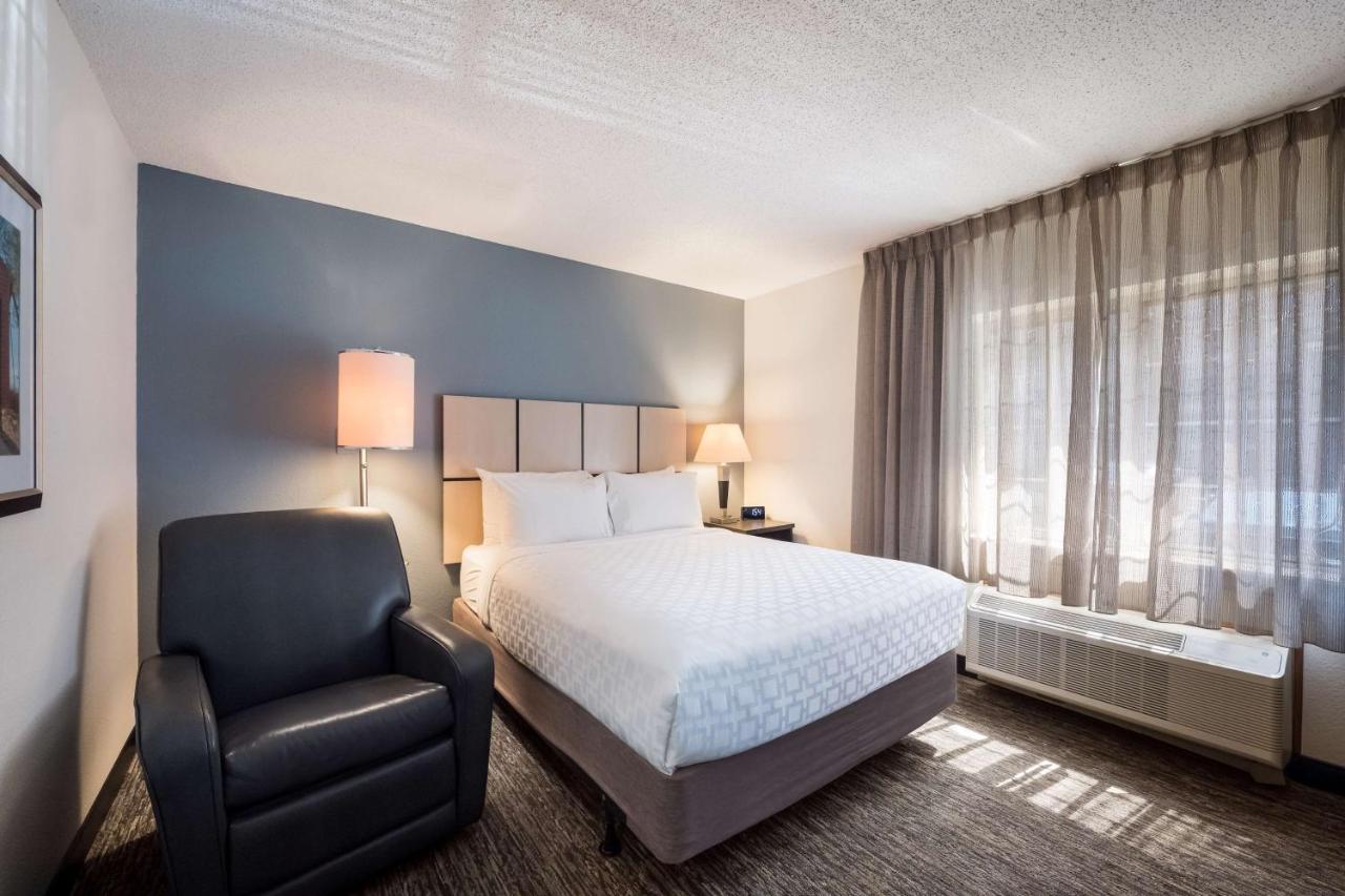 One-Bedroom Queen Suite with Roll-In Shower - Mobility Accessible,1325510542:JPEG