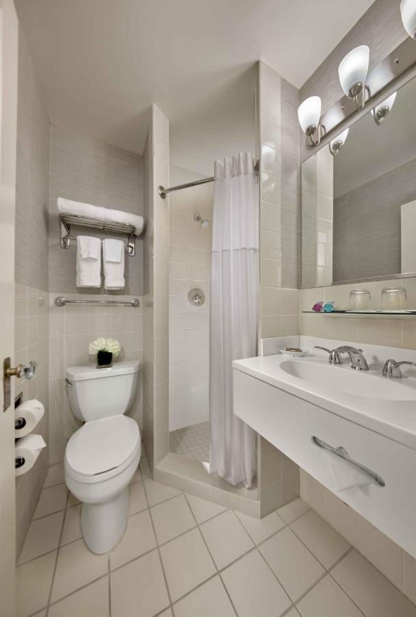 Habitación con cama grande