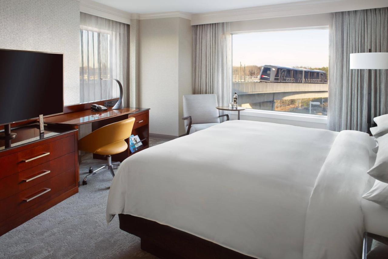 Chambre Lit King-Size avec Accès au Salon par Concierge