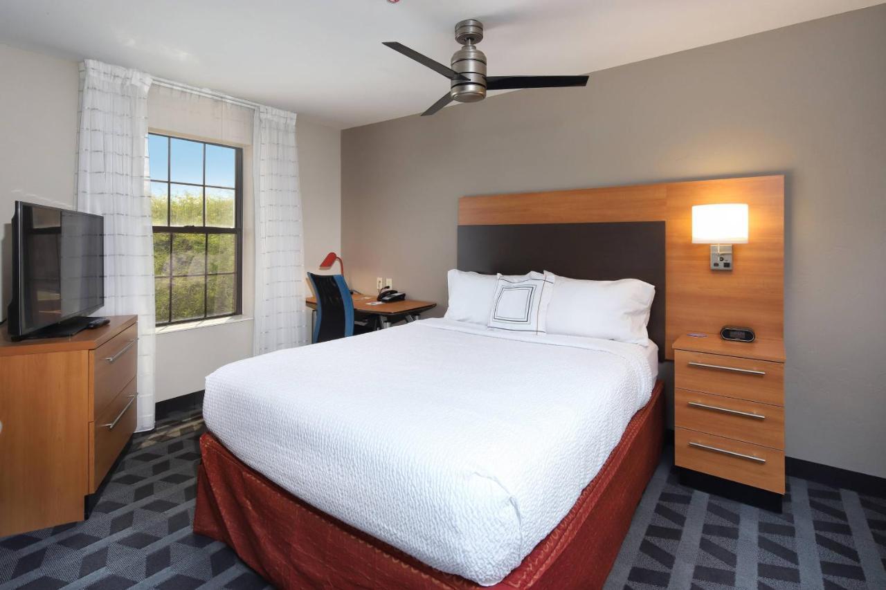 Suite de 1 dormitorio con cama grande y sofá cama