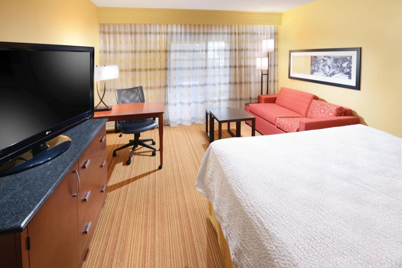 Quarto com Cama King-size e Sofá-cama