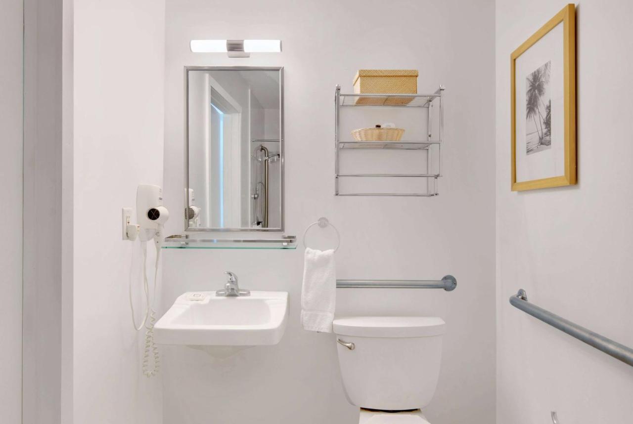 1 King Bed Mobility or Hearing Accessible Room Roll Shower Non-Smoking,1588045403:JPEG
